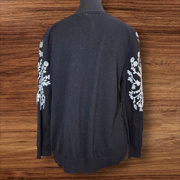 Rain And Rose Black Angora Blend Sweater with White Floral Design Size L - Picture 3 of 4